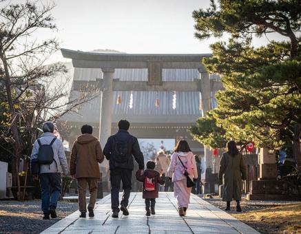 神社へ初詣に向かう家族の後ろ姿 神社へ初詣に向かう家族の後ろ姿の写真