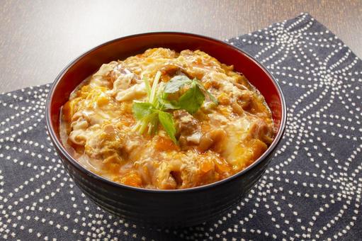 ふんわり卵のとろ〜り親子丼 ふんわり卵のとろ〜り親子丼 親子丼,丼,三つ葉の写真素材
