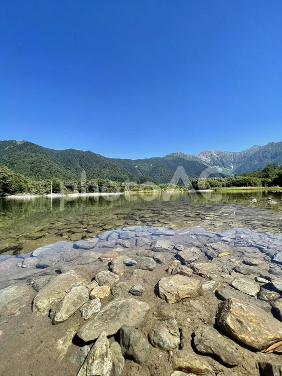 底まで見える梓川と穂高連峰 上高地,穂高連峰,自然の写真素材