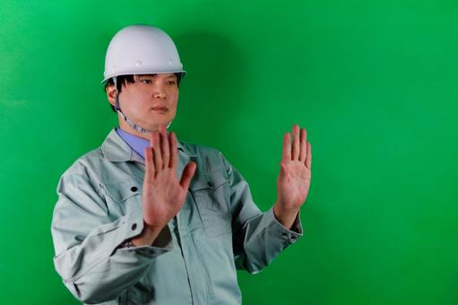 安全を呼びかける作業員 安全を呼びかける作業員の写真