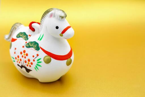 牛の土鈴と金の背景 年賀状,午,お正月の写真素材