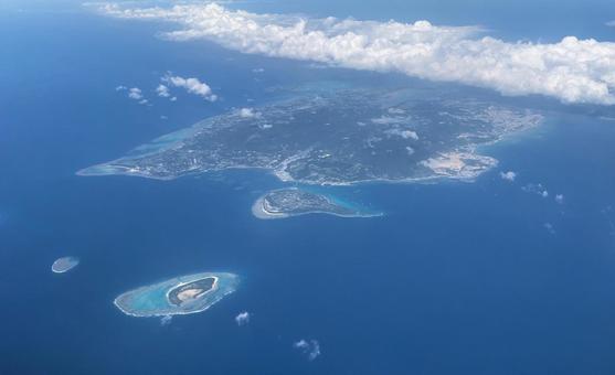 空から見た本部町、瀬底島、水納島 空から見た本部町、瀬底島、水納島の写真