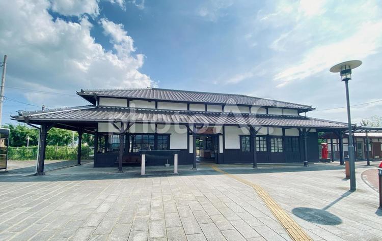 佐賀県小城市の小城駅駅舎全景 駅,小城駅,佐賀県の写真素材