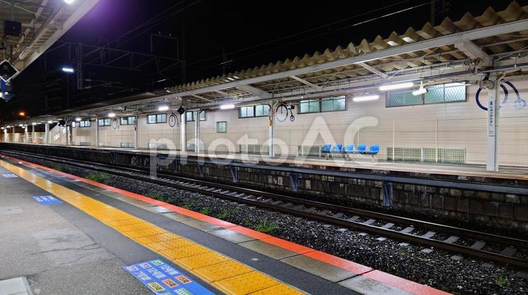 雨の日の人気のないホーム 駅,ホーム,線路の写真素材