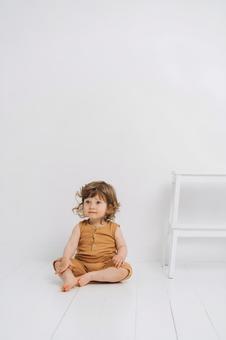 お座りして見つめる子供 お座りして見つめる子供 赤ちゃん,かわいい,お座りの写真素材