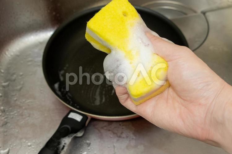 洗剤を泡立てた台所用スポンジ スポンジ,泡,洗剤の写真素材