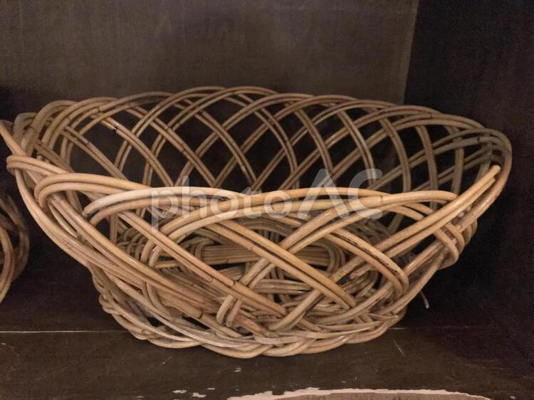 脱衣場にある脱衣かご 脱衣かご,カゴ,編んでいるの写真素材