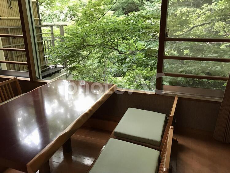 木漏れ日 木漏れ日,テーブル,中庭の写真素材