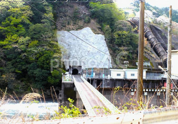 トンネルへと向かう橋と発電所の鉄管 発電所,鉄管,水圧鉄管の写真素材
