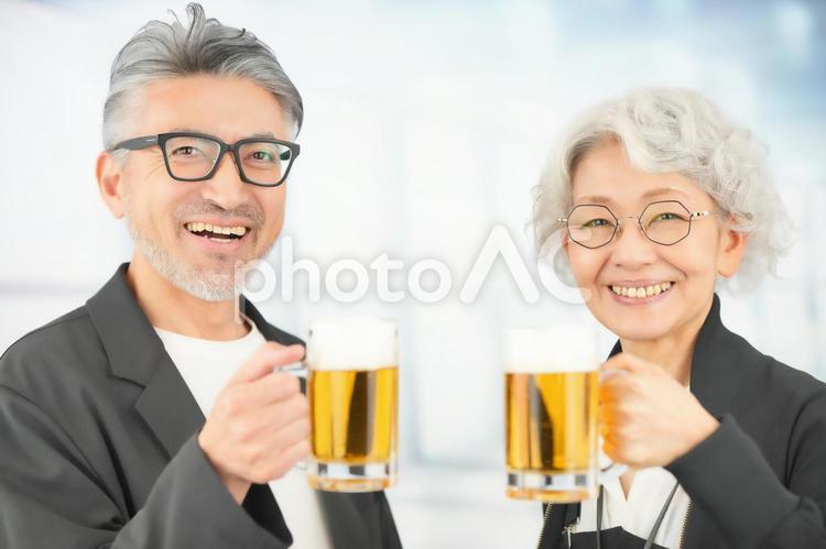 カメラ目線でビールを持っているパートナー パートナー,夫婦,シニアの写真素材