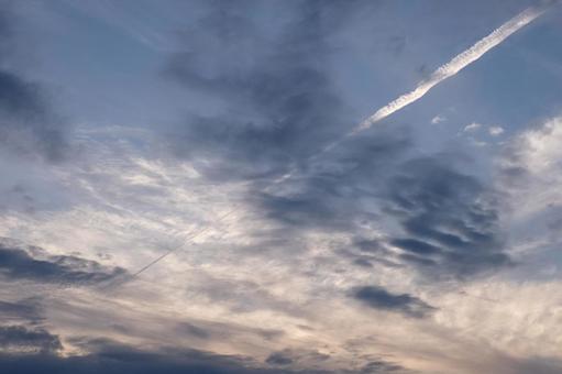 夕焼け空と飛行機雲 夕焼け空と飛行機雲の写真