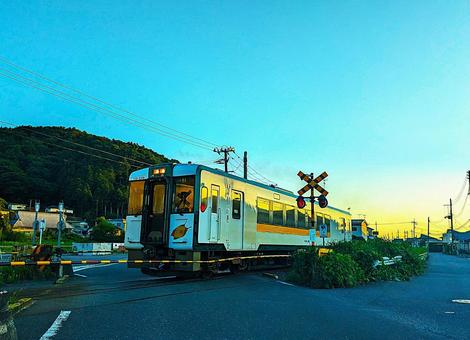 Train illuminated by the setting sun (high contrast), railway, railroad crossing, train, JPG