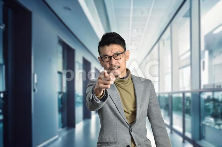 こちらを指さすビジネスマン ビジネスマン,男性,チャンスの写真素材