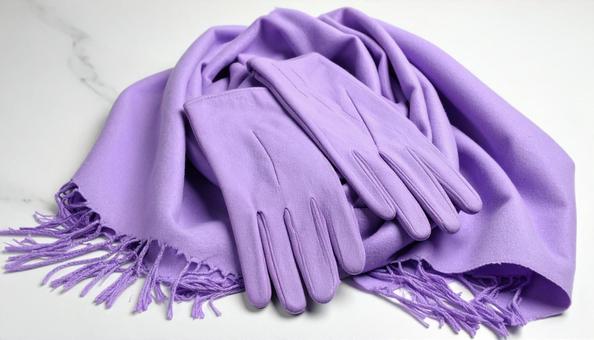 ラベンダー色のショールとお揃いの手袋 ラベンダー色のショールとお揃いの手袋 の写真