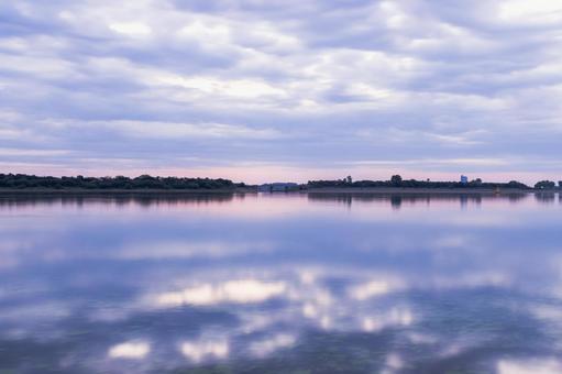 日の出前の遊水池の風景 日の出前の遊水池の風景の写真