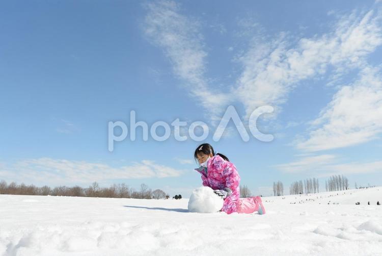 雪だるま作りをする子供A03 雪だるま,雪だるま作り,雪遊びの写真素材