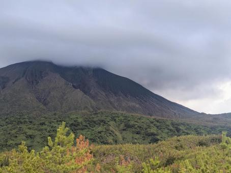 桜島展望所から見た雲のかかった桜島 桜島展望所から見た雲のかかった桜島の写真