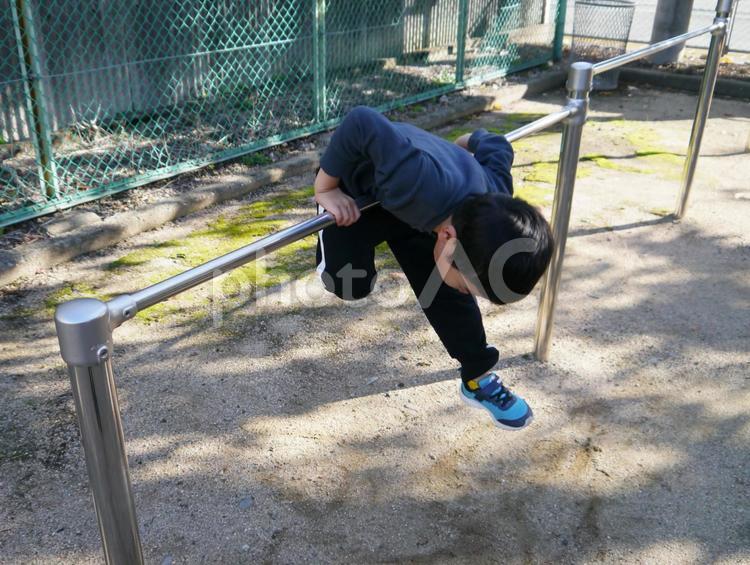 鉄棒で前回りをする子供 鉄棒,子ども,少年の写真素材