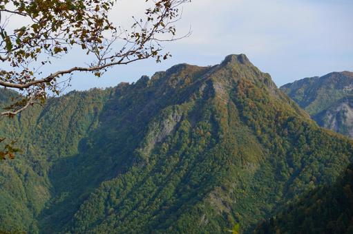 雨飾山登山道から見た鋸岳かな 自然,日差し,秋の写真素材
