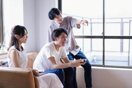 家でテレビゲームをする若い男女 家でテレビゲームをする若い男女 テレビ,tv,ビジネスの写真素材
