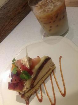 ケーキとカフェラテ ケーキ,カフェラテ,カフェの写真素材
