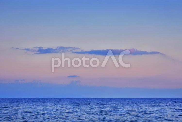 風景　夕暮れ時の水平線と薄雲 夕空,イメージ,海の写真素材