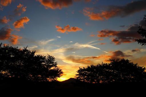 糸島可也山と夕焼け雲 糸島可也山と夕焼け雲 糸島,可也山,夕焼けの写真素材