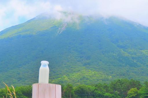 【鳥取県】大山と搾りたて牛乳 【鳥取県】大山と搾りたて牛乳 大山,牛,放牧の写真素材