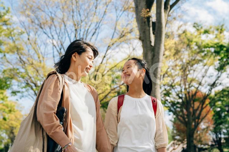 小学生の女の子とママ 親子,家族,ママの写真素材