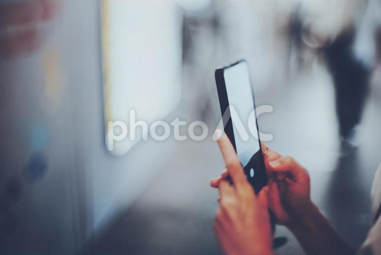 スマホで写真を撮る人の手元 スマホ,スマートフォン,デジタルの写真素材