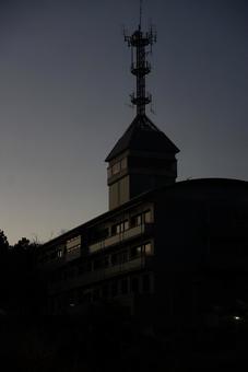 薄明かりに佇む通信施設 建物,ビル,通信施設の写真素材