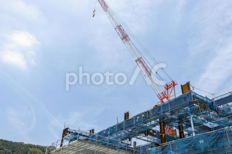 クライミングクレーンと建設中のビル 建設現場,タワークレーン,クレーンの写真素材