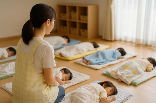保育園お昼寝見守り風景 保育園お昼寝見守り風景の写真
