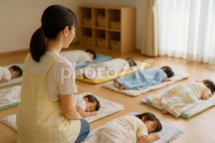 保育園お昼寝見守り風景 保育士,子ども,お昼寝の写真素材