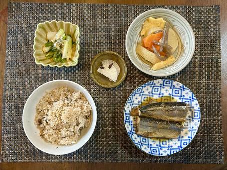 家庭料理で玄米ご飯とサンマの献立(横 家庭料理で玄米ご飯とサンマの献立(横 サンマ,魚,煮魚の写真素材