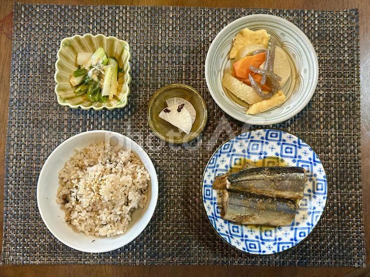 家庭料理で玄米ご飯とサンマの献立（横 サンマ,魚,煮魚の写真素材