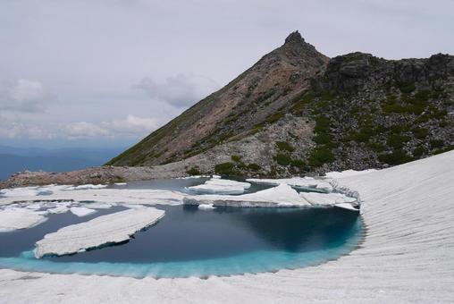 残雪の翠ヶ池と剣ヶ峰 白山,翠ヶ池,剣ヶ峰の写真素材