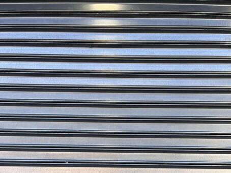 金属シャッターの少しライトアップ 金属,シャッター,店のシャッターの写真素材