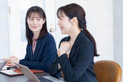 会議をする複数の女性 会議をする複数の女性 会議,会社員,ビジネスの写真素材