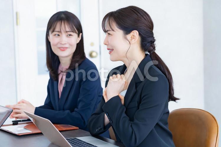 会議をする複数の女性 会議,会社員,ビジネスの写真素材