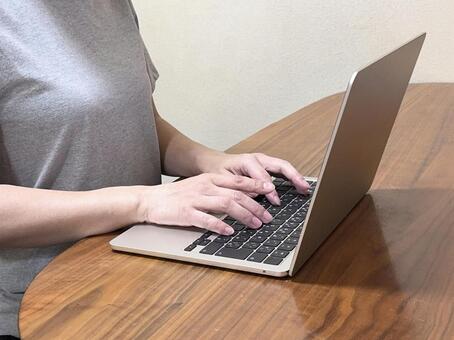 パソコンでタイピングをする女性の手元 ノートパソコン,ノートpc,パソコンの写真素材