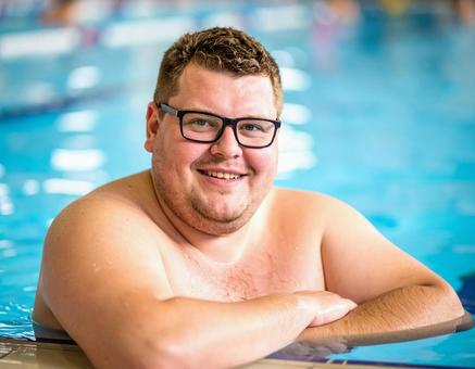 プールに浸かる男性 プールに浸かる男性の写真