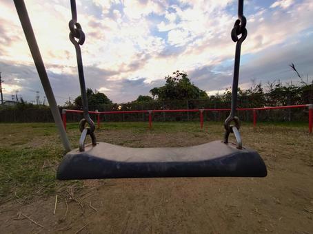 寂し気なブランコ ブランコ,遊び,ノスタルジックの写真素材