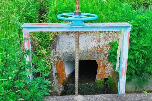 用水路の水門2 用水路,水門,ハンドルの写真素材