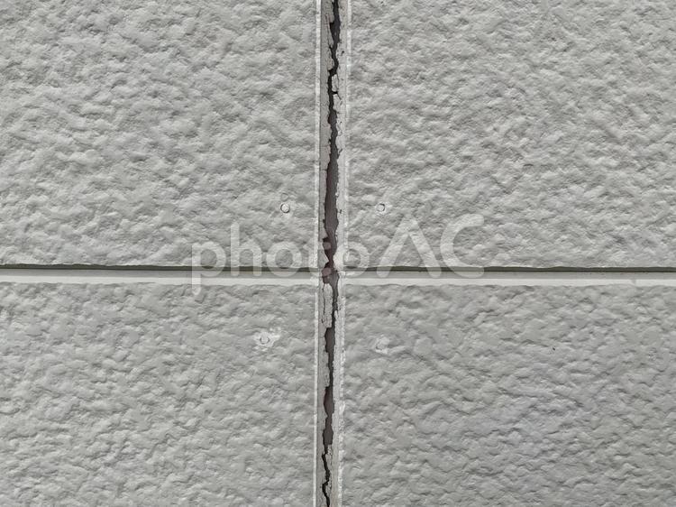外壁の縦目地シーリングの割れ 外壁,シーリング,縦目地の写真素材