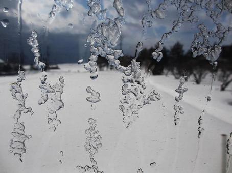 雪が溶けるガラス窓 雪が溶けるガラス窓の写真