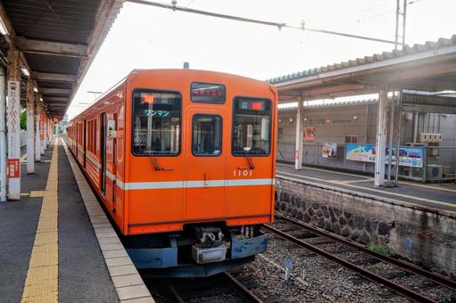 松江しんじ湖温泉駅に停車中の一畑電車 松江しんじ湖温泉駅に停車中の一畑電車 鉄道,列車,松江の写真素材