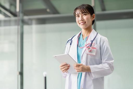 病院で働く若い女性医師 病院で働く若い女性医師 若い,医師,女性の写真素材