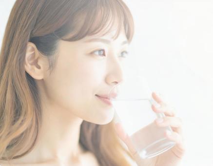 水を飲む女性 水を飲む女性の写真