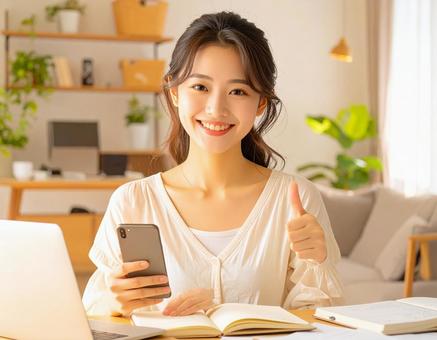 家計がうまくいきスマホ片手に微笑む女性 家計がうまくいきスマホ片手に微笑む女性の写真